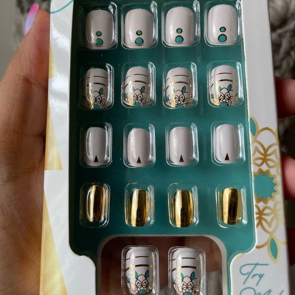 Be Jeweled Press on Nails White and Gold Floral NEW - Picture 2 of 3